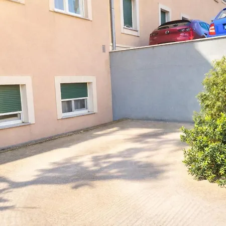شقة 2br With Sea View, Terrace&free Parking Near