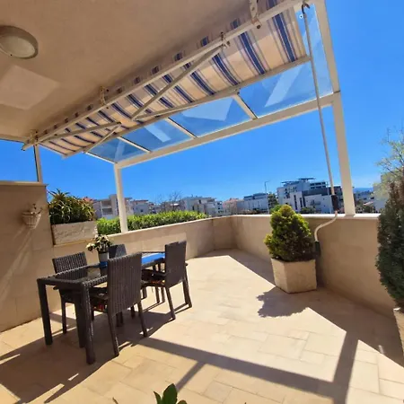 شقة 2br With Sea View, Terrace&free Parking Near