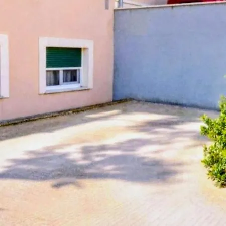 شقة 2br With Sea View, Terrace&free Parking Near